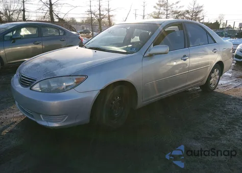 2005 Toyota Camry Le z USA, uszkodzony, nr VIN 4T1BE32K75U034202